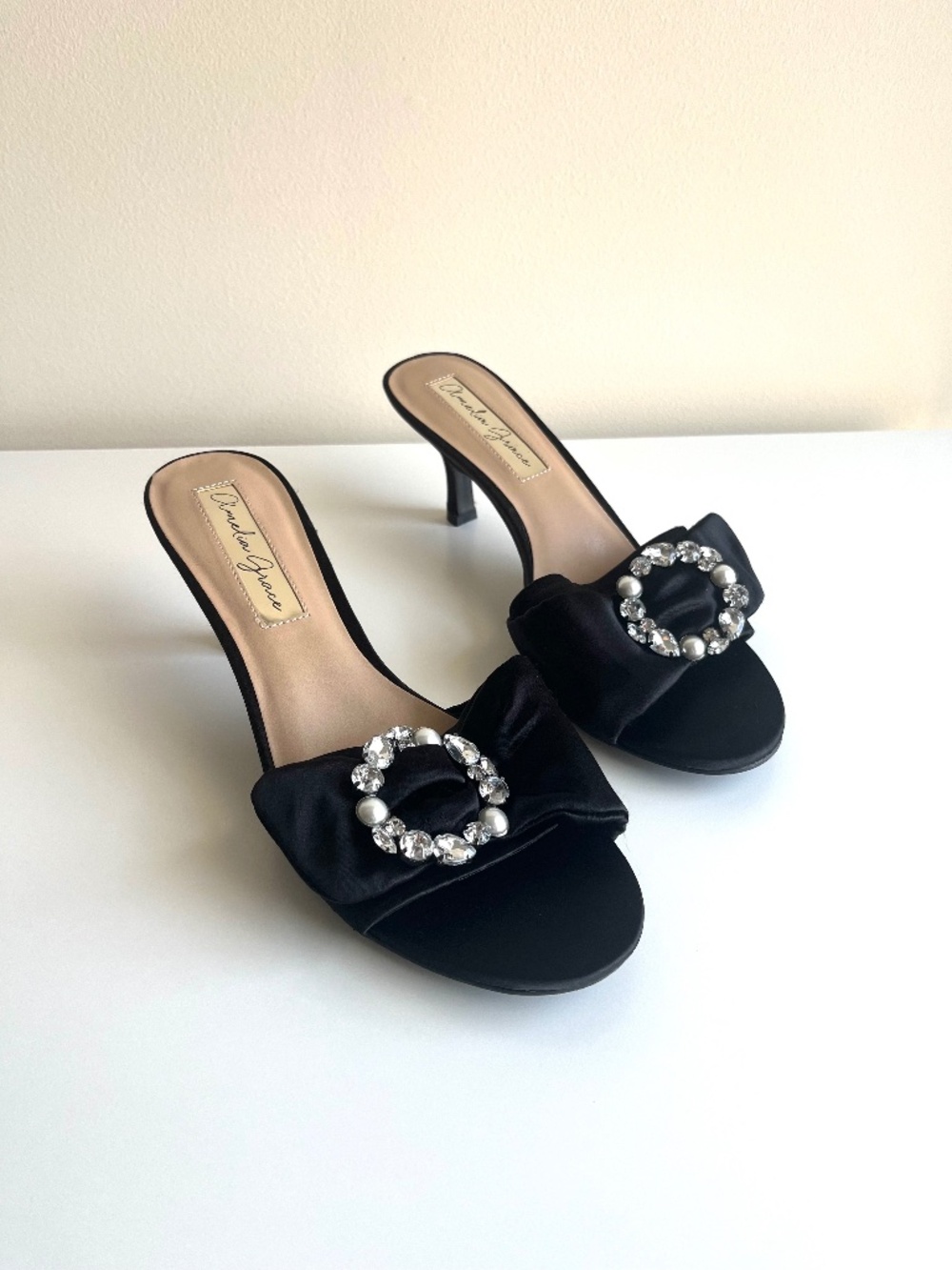 Amelia Grace Briana Satin Dress Sandal Kitty Heel 9.5 M Black